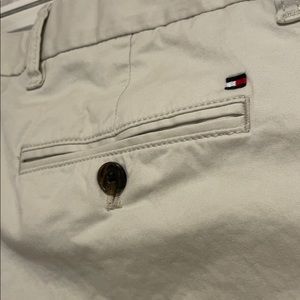 Tommy Hilfiger 33 / 32 Stone Khakis | Great Cond’n